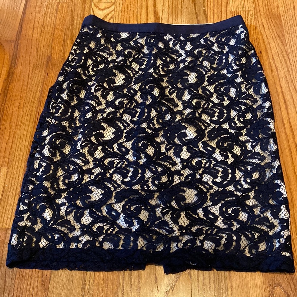 Club Monaco navy lace ivory lined skirt size 8. Tags missing.